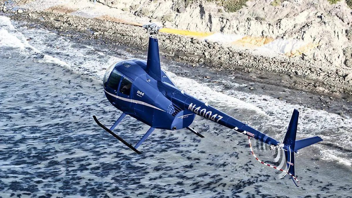 Un helicóptero se desplomara sobre el agua, a unos metros de la orillade la playa